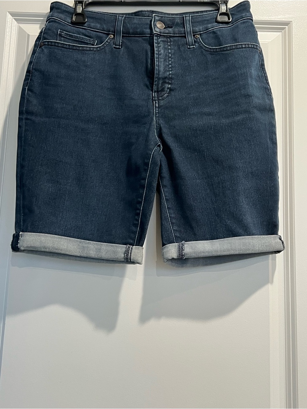 Chico's So Slimming Girlfriend Rill-Cuff Jean Shorts. NWOT